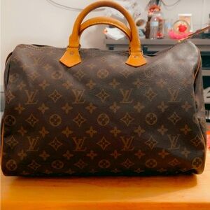 Louis Vuitton 
Speedy 35